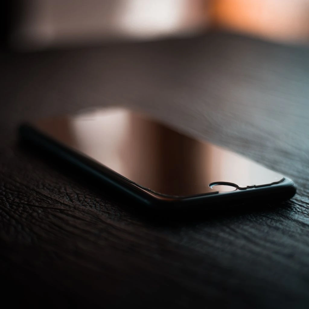 Pantalla de un smartphone retransmitiendo una emisora dominicana en la diáspora neoyorquina.