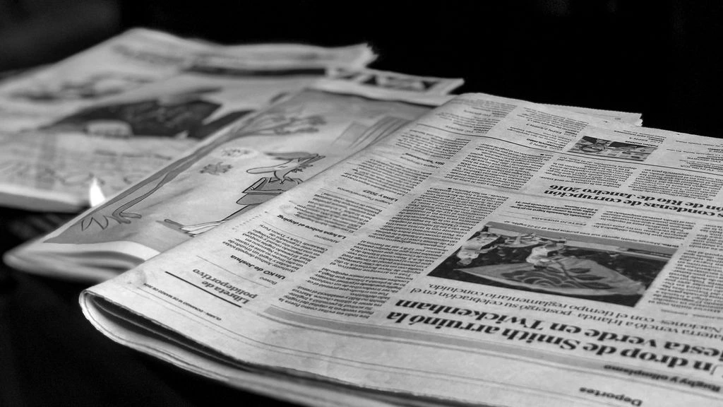 Imagen editorial de una guía de frecuencias dominicana impresa sobre papel crema, columnas tipográficas con números de frecuencia y nombres de ciudades.